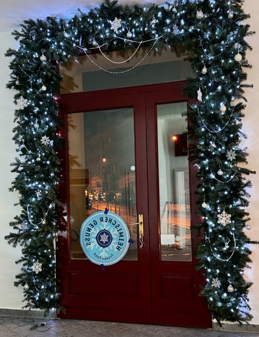 Heimischer Genuss: attractive, festive storefront display