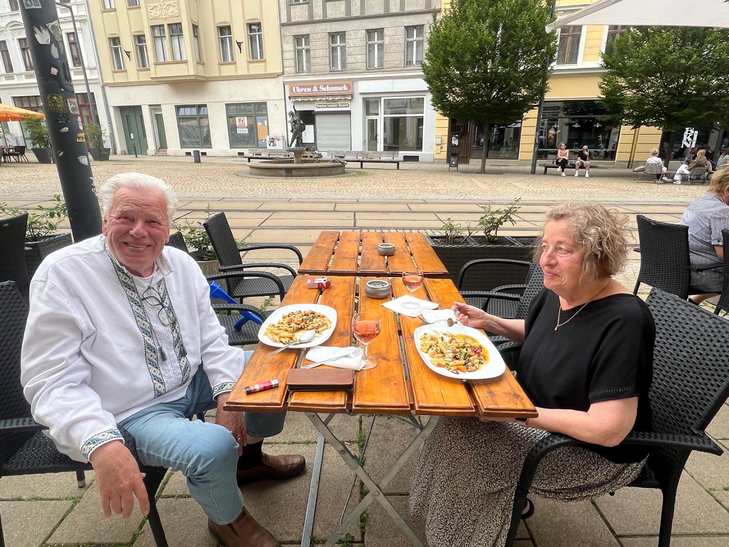Restaurant Mond: guests enjoying food at restaurant