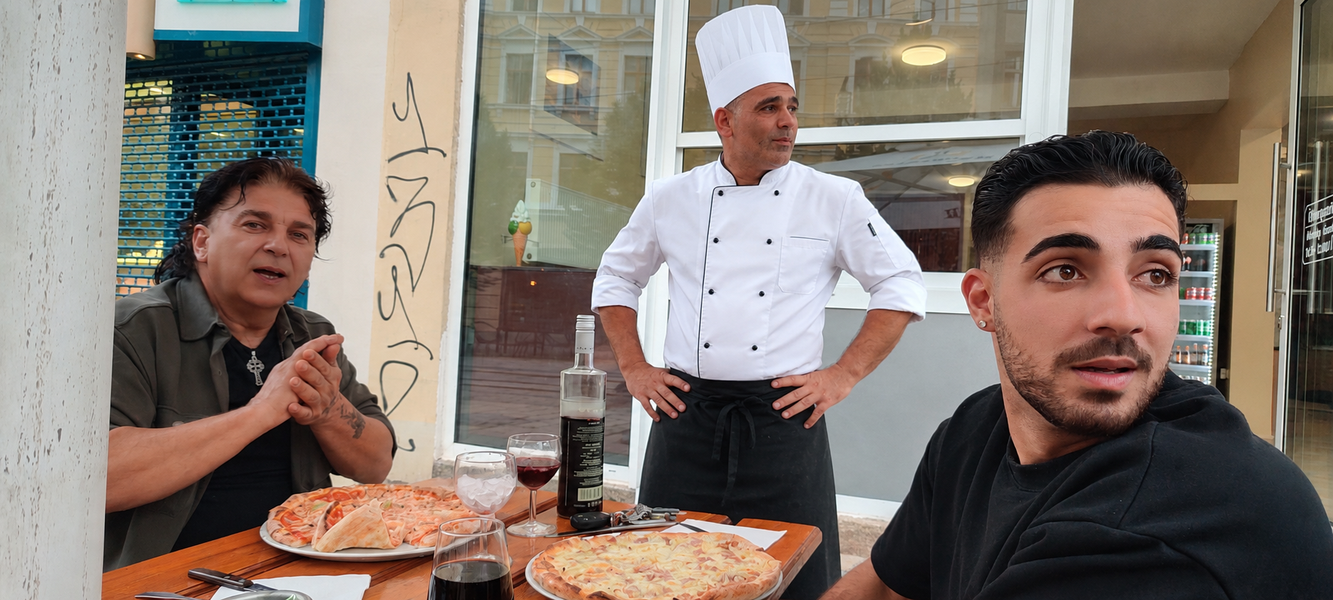 Restaurant Mond: staff and customers dining