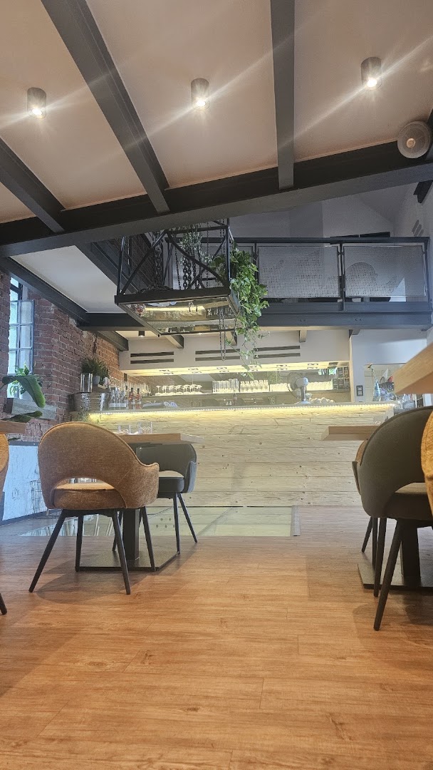 Restaurant Vier: clear, inviting restaurant interior shot