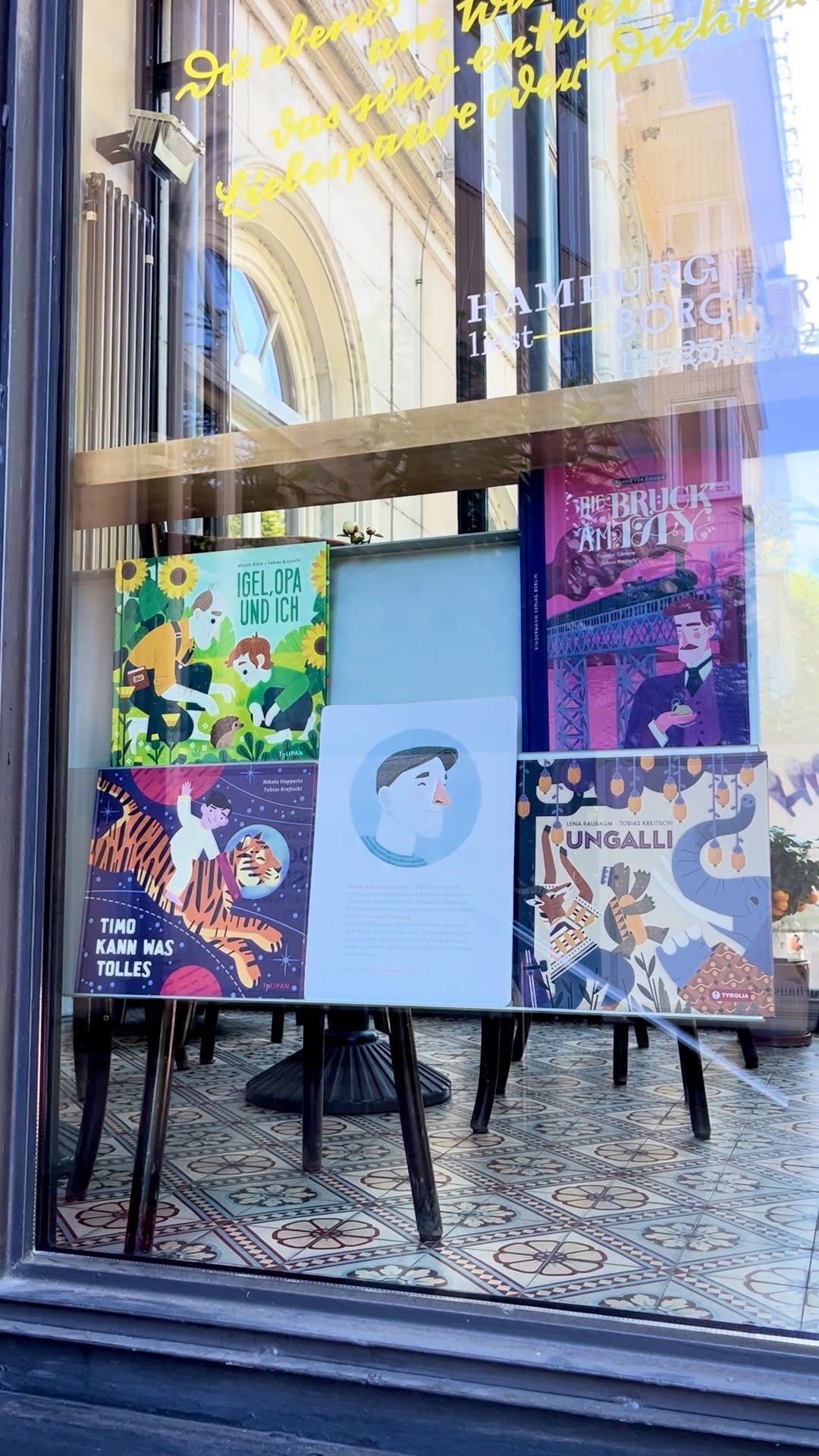 Buchhandlung im Literaturhaus: clear display of shop products