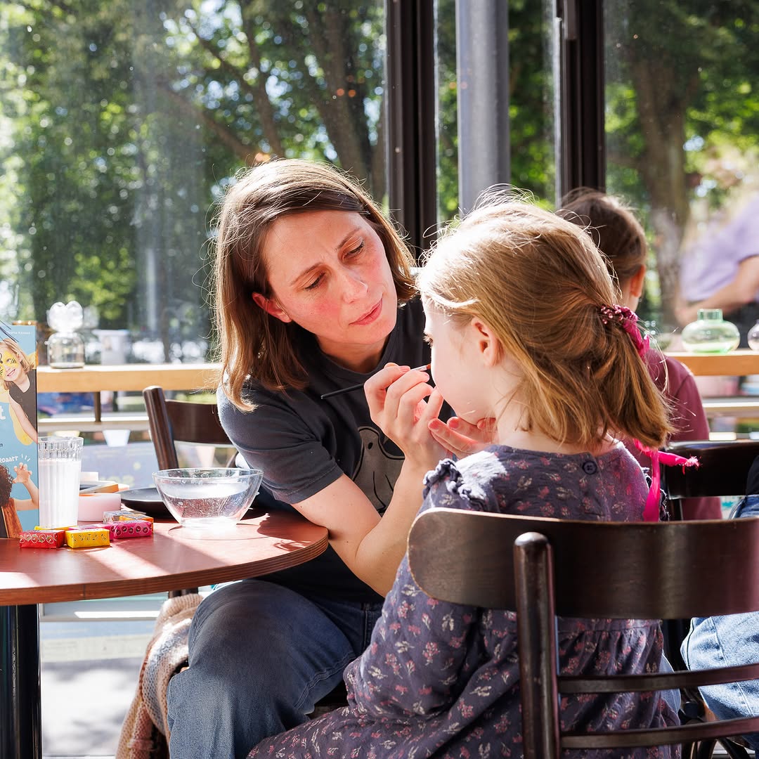 Buchhandlung im Literaturhaus: engaging bookstore event activity