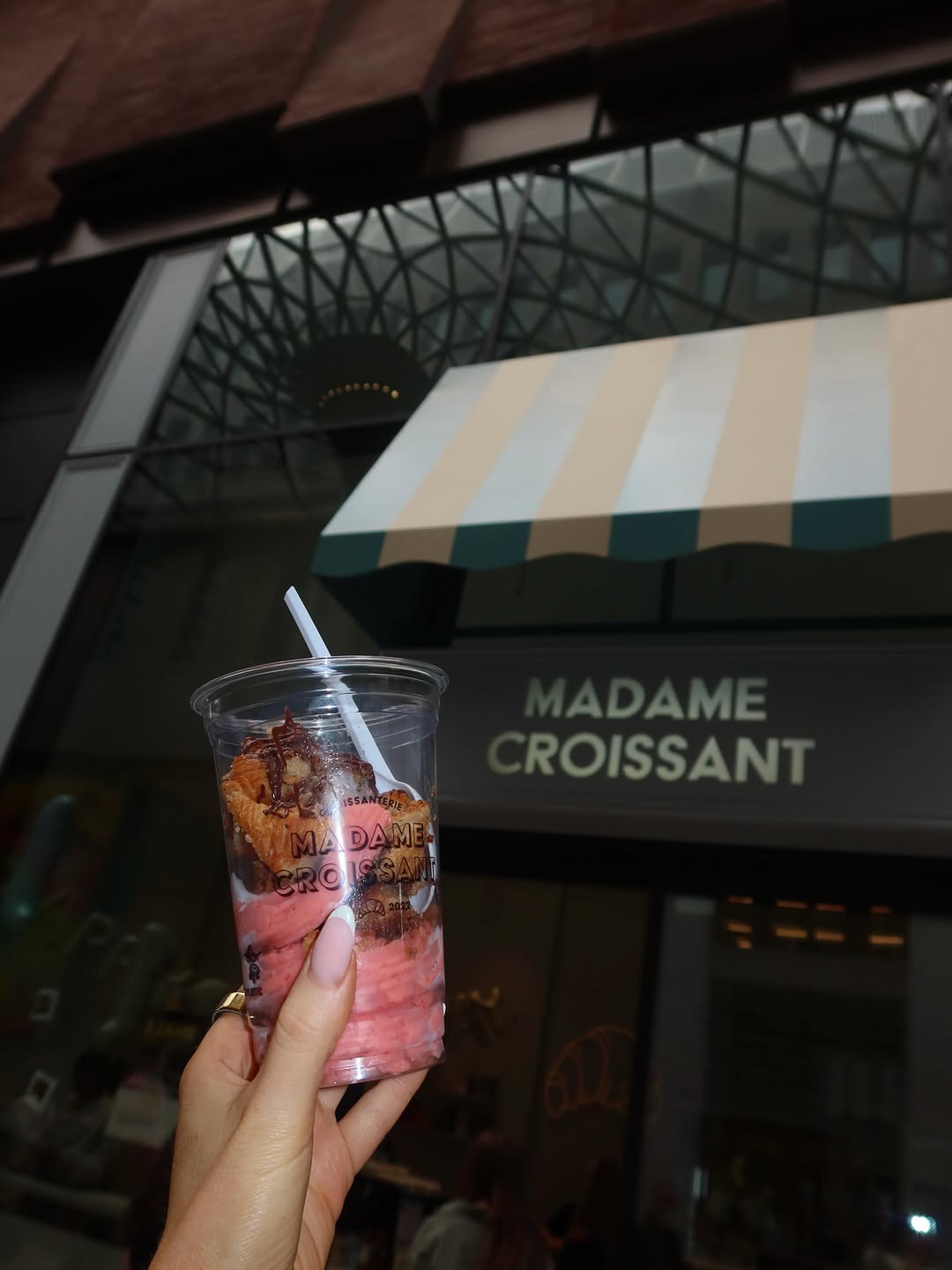 Madame Croissant: clear product and storefront branding