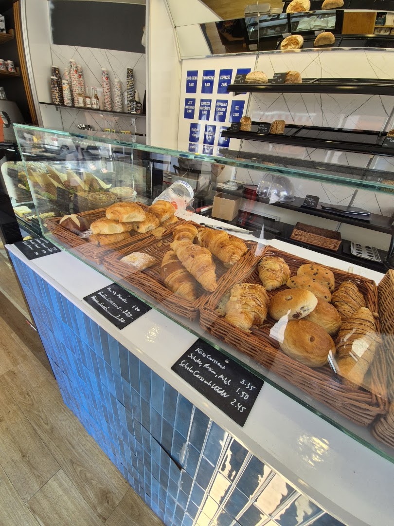 Bei Toni: appetizing display of fresh pastries