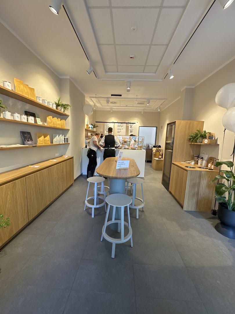 hønest: clear, professional interior shot