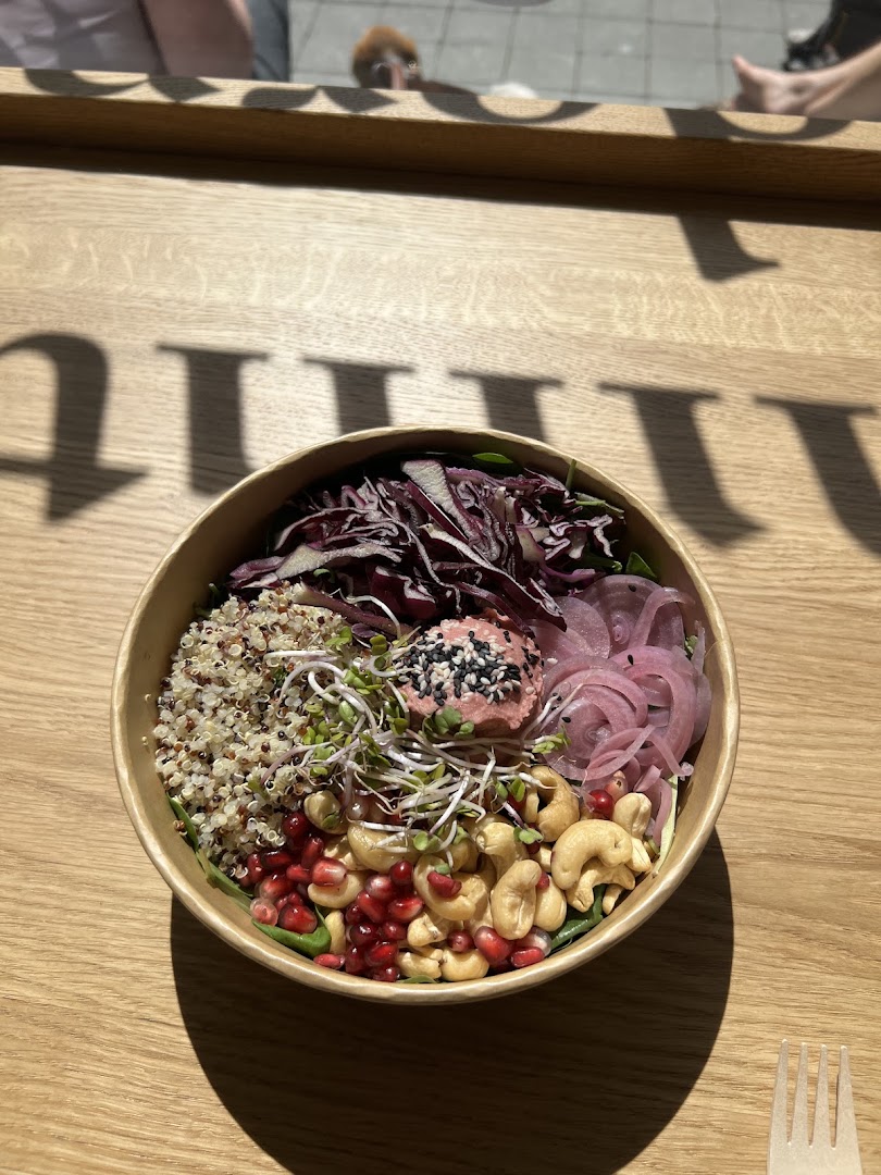 hønest: appetizing food photo in venue