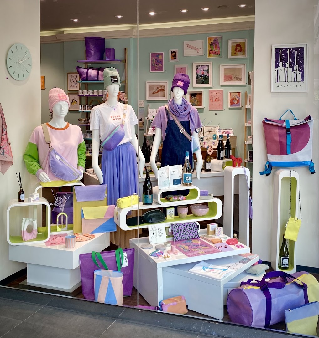 maesh and friends Concept Store: clear, attractive shop window display