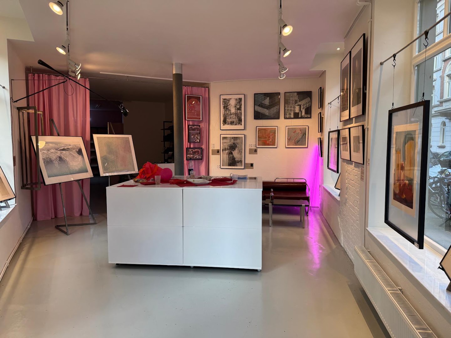 Studio Sonsu: clear view of gallery interior
