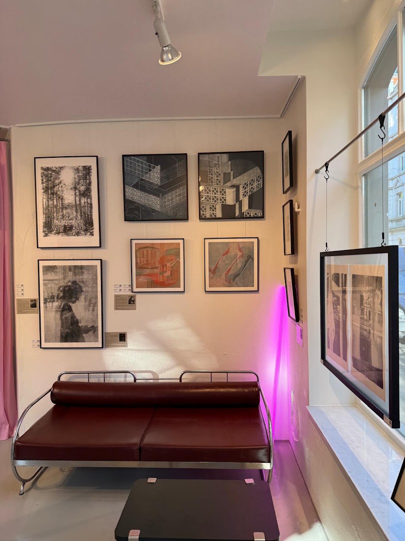 Studio Sonsu: clear view of gallery interior