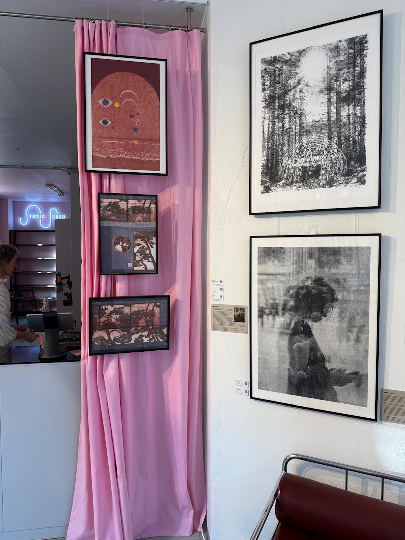 Studio Sonsu: gallery interior and artwork