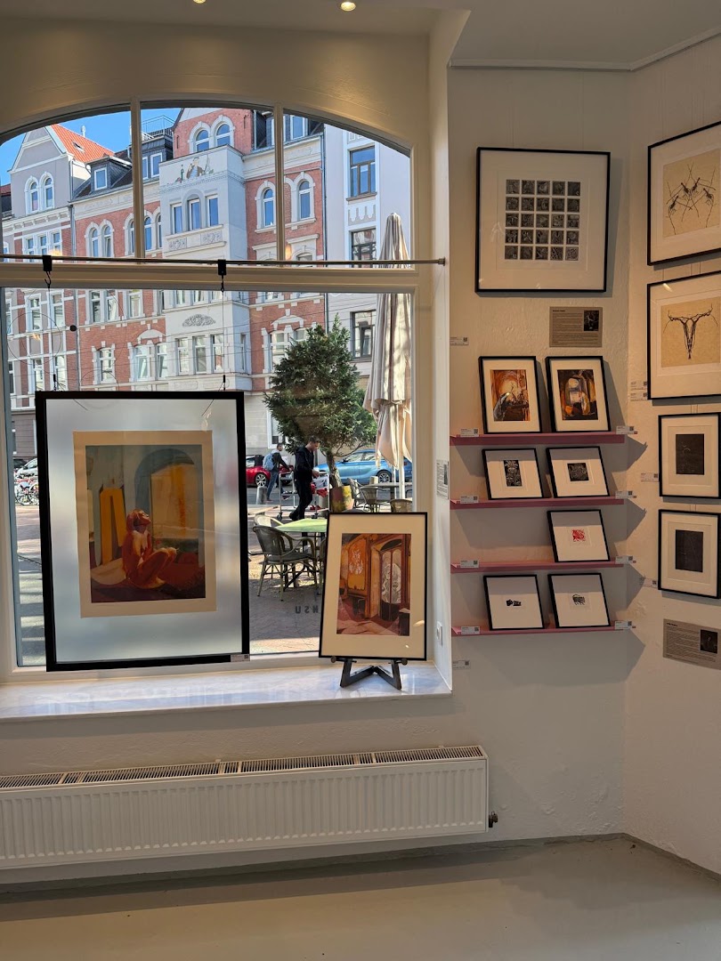 Studio Sonsu: clear view of gallery interior