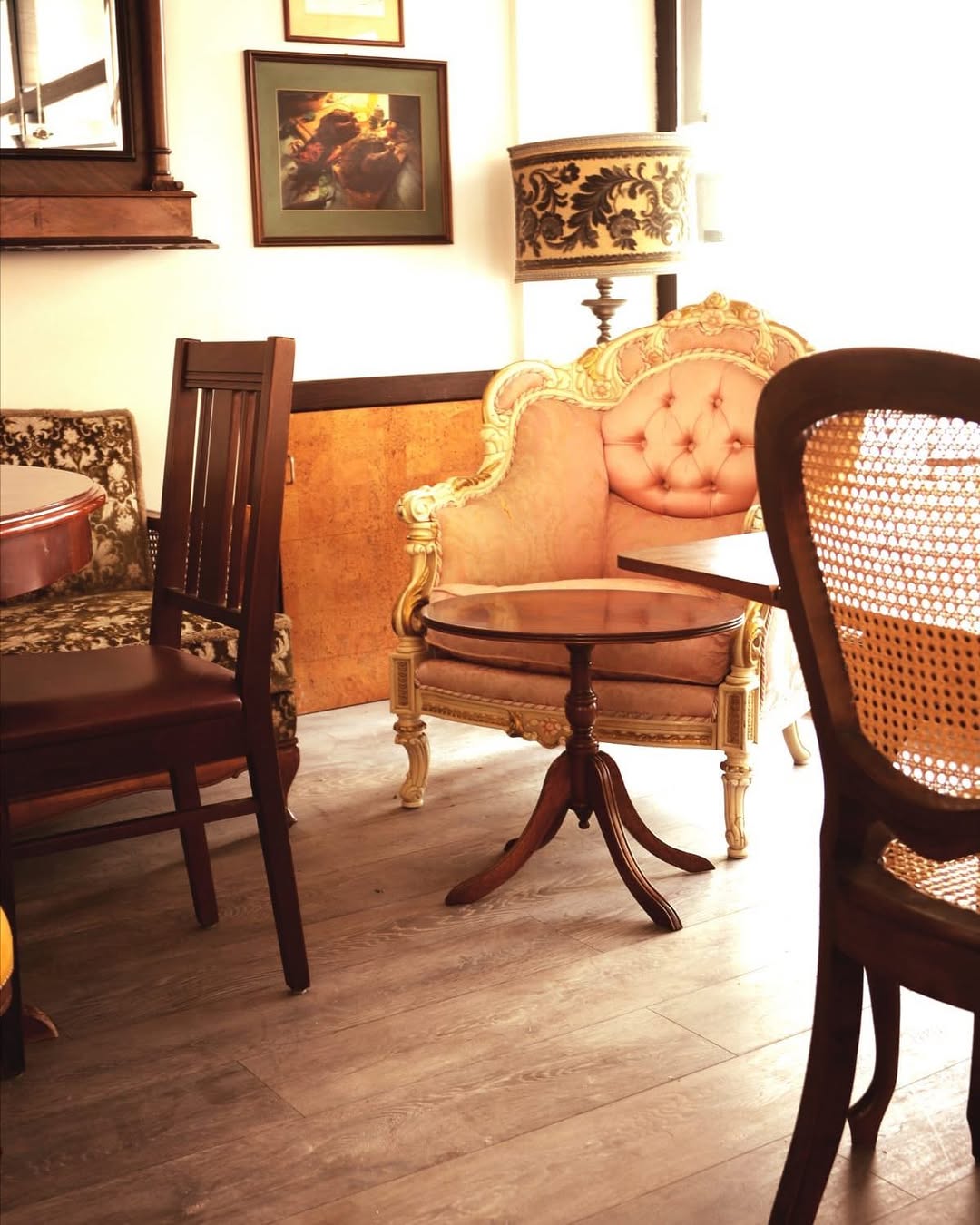 Borg's Café Gourmandise: inviting cafe interior atmosphere