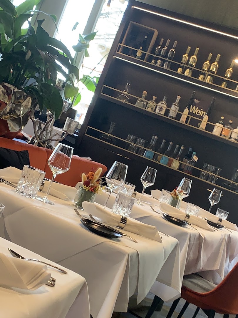 Der Philosoph: inviting restaurant interior atmosphere