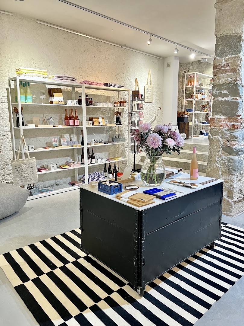Frau Grünwald: clear, inviting shop interior display