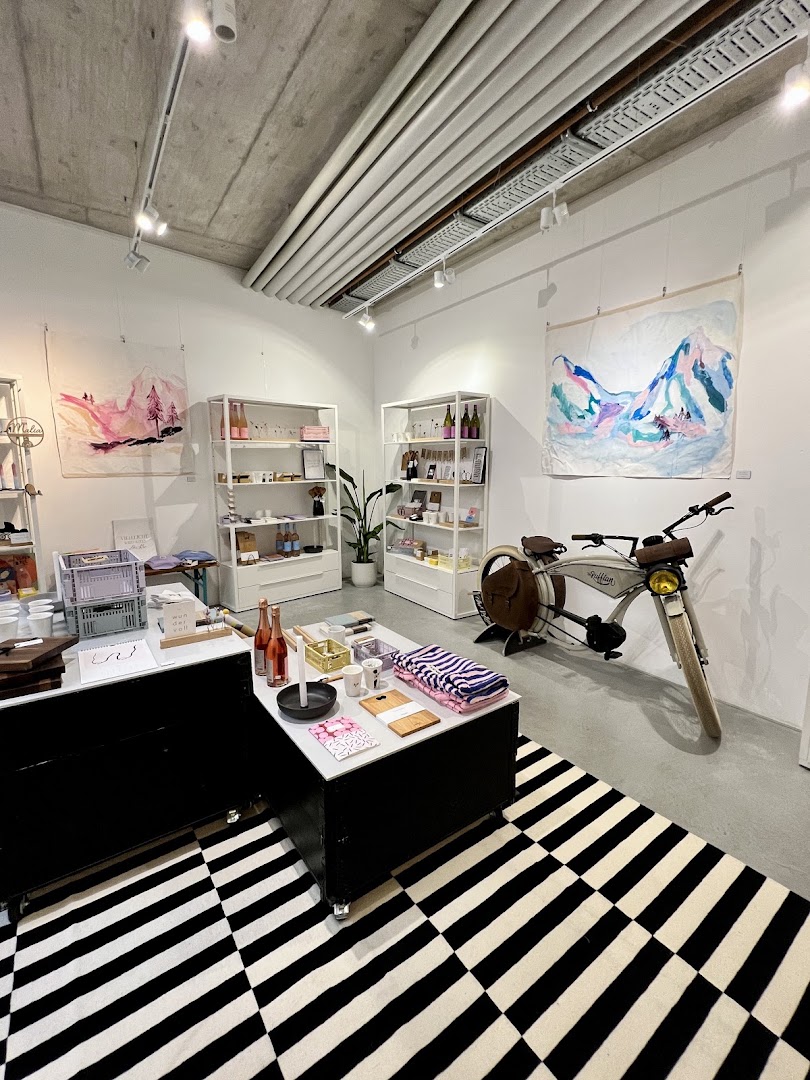 Frau Grünwald: clear, professional shop interior photo