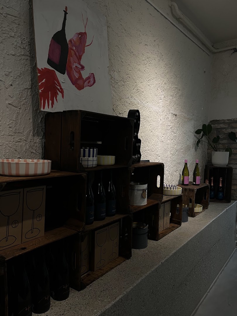 Frau Grünwald: clear display of shop products