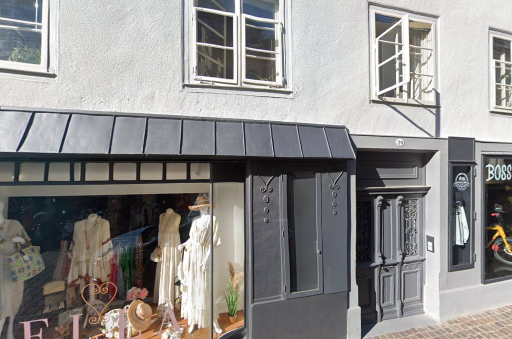 Frau Grünwald: clear storefront and window display