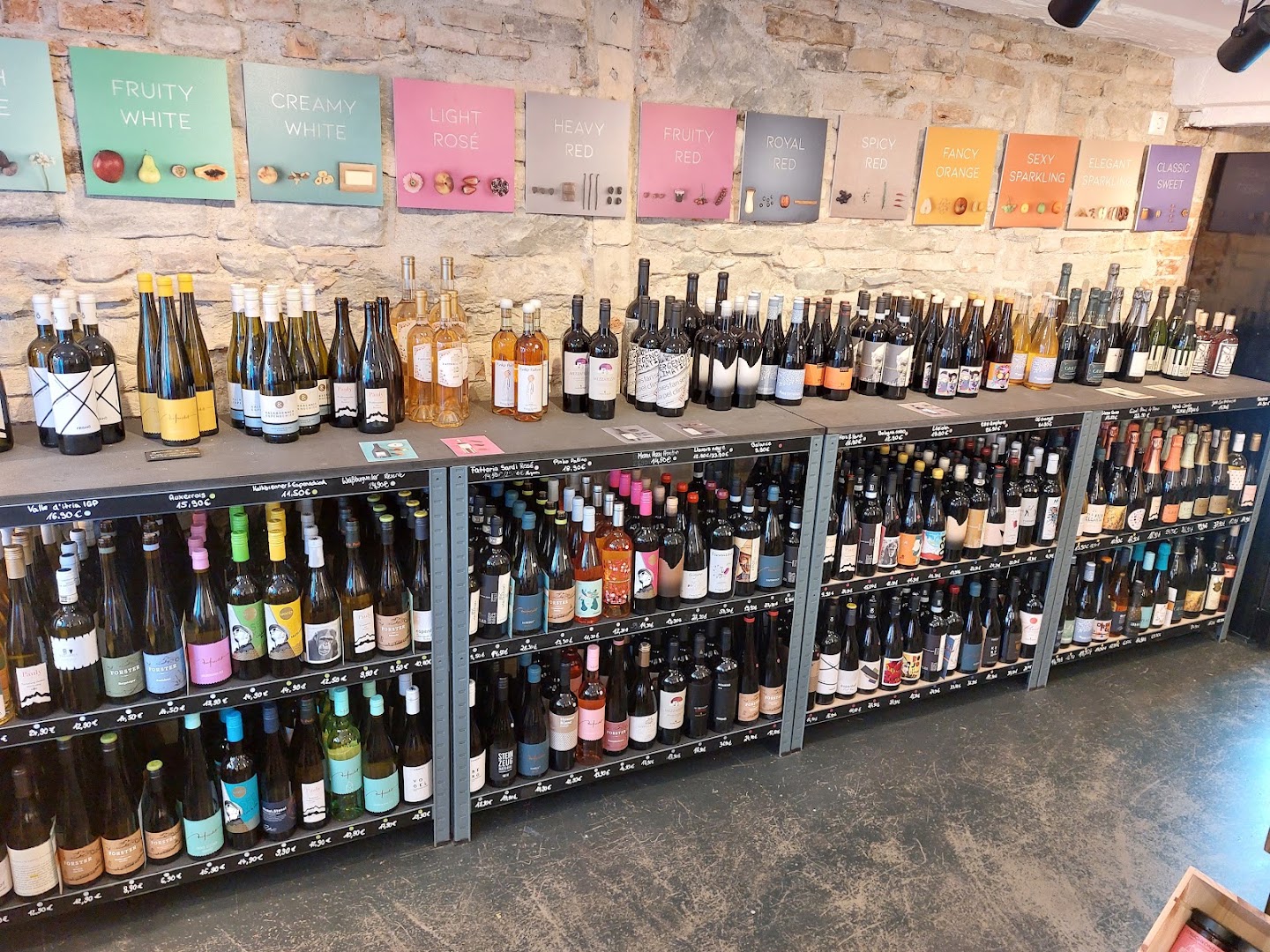 Genusskessel: clear display of shop products