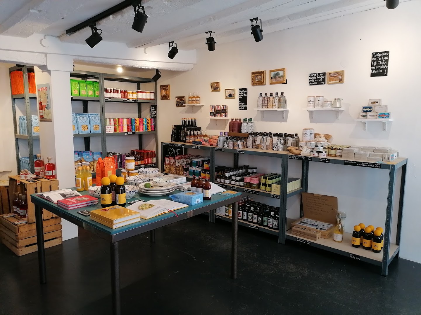 Genusskessel: clear shop interior and products