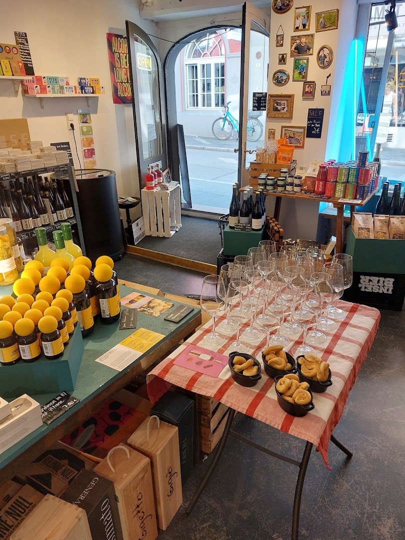 Genusskessel: clear shop interior and products