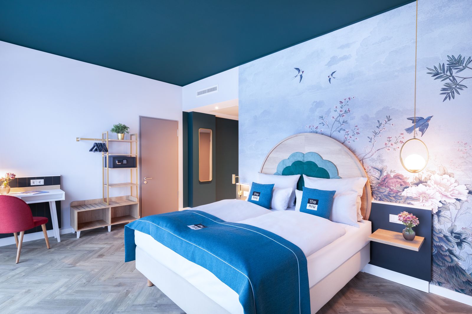 the niu Flower: professional, high-quality hotel room photo