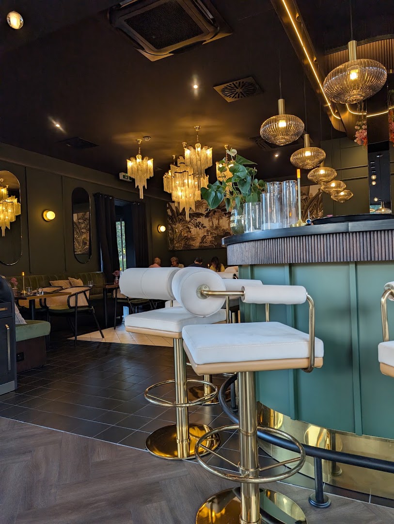 Tiny Thao: high quality interior atmosphere shot