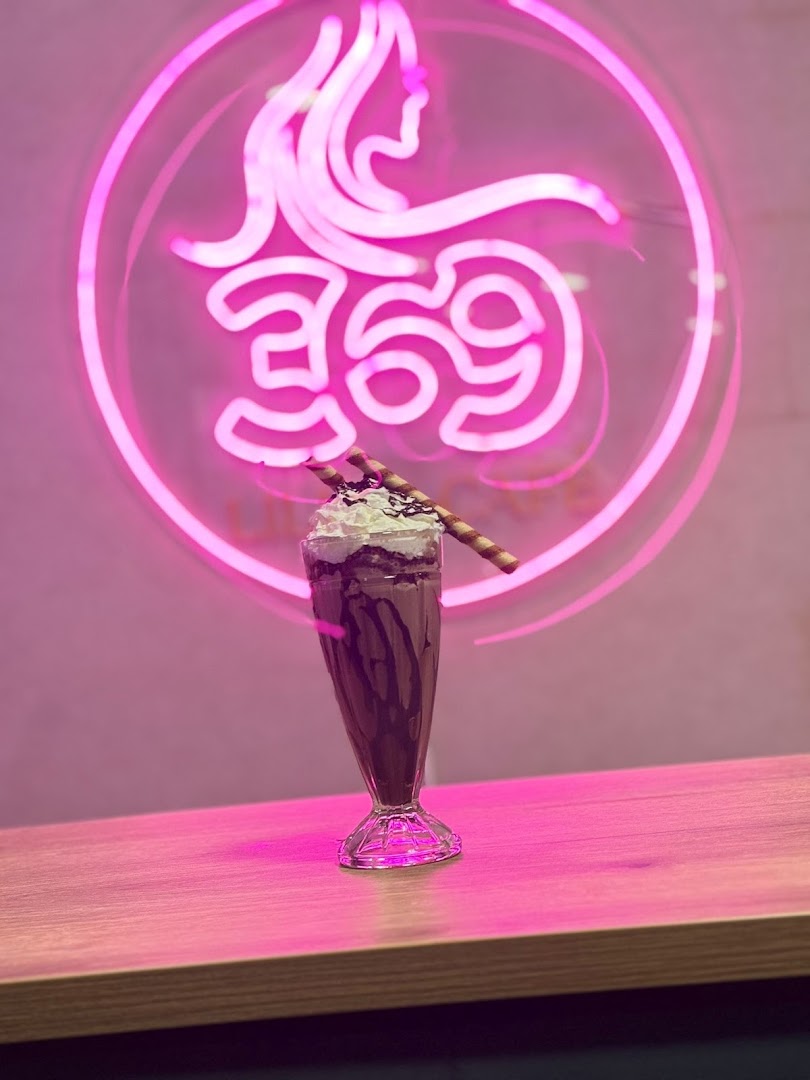 369 Lilli's Café: appealing drink photo with branding