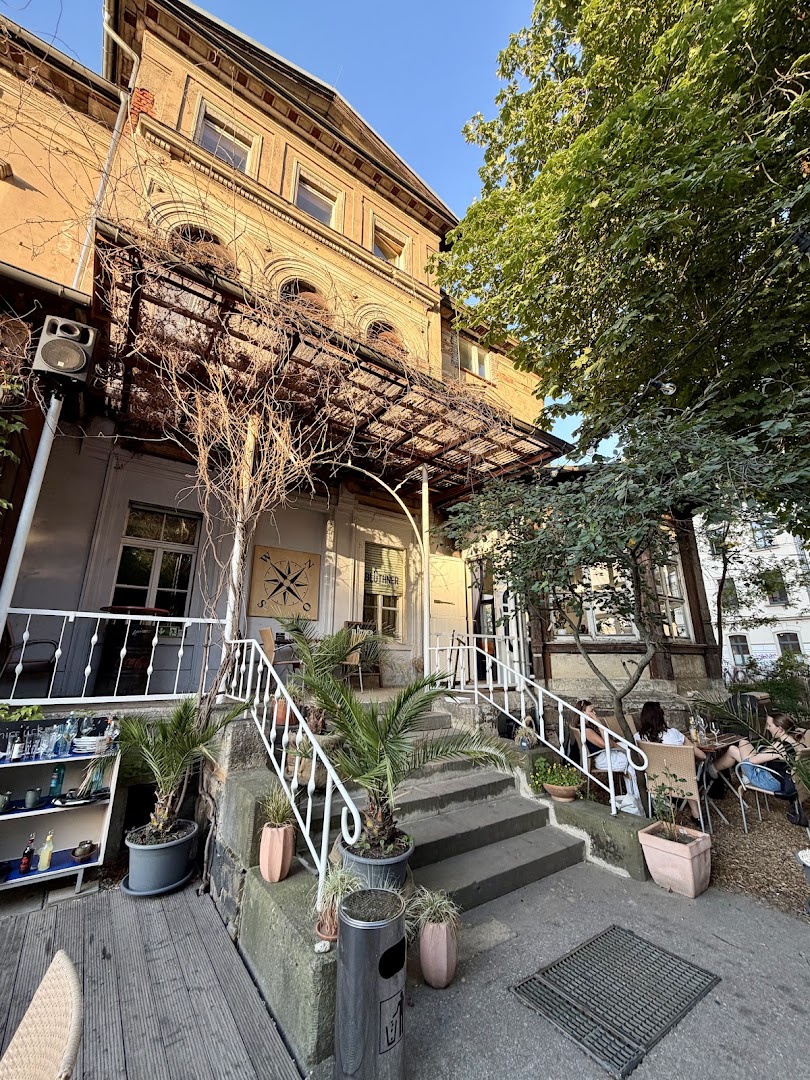 BLÜTHNER Weincafé: inviting exterior and terrace view