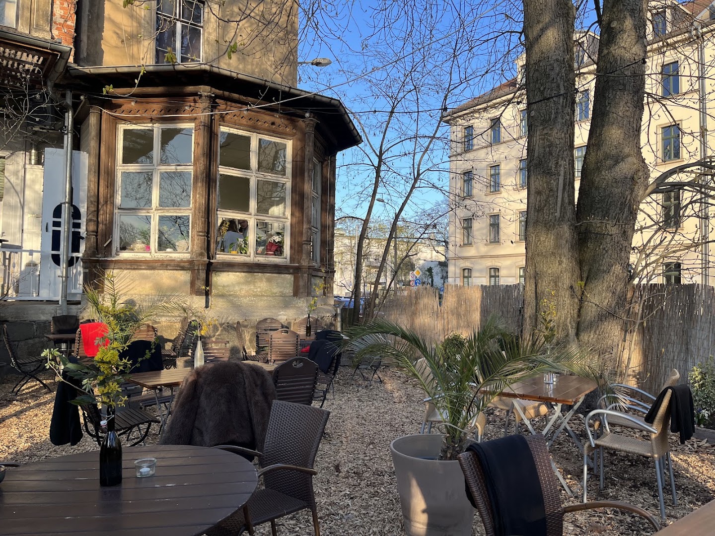 BLÜTHNER Weincafé: inviting outdoor terrace atmosphere