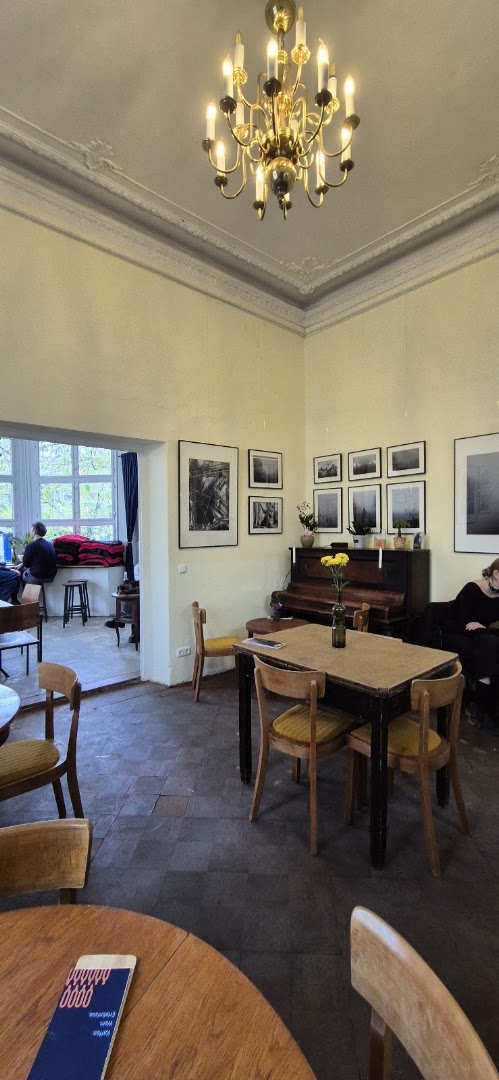 BLÜTHNER Weincafé: inviting and clear interior shot