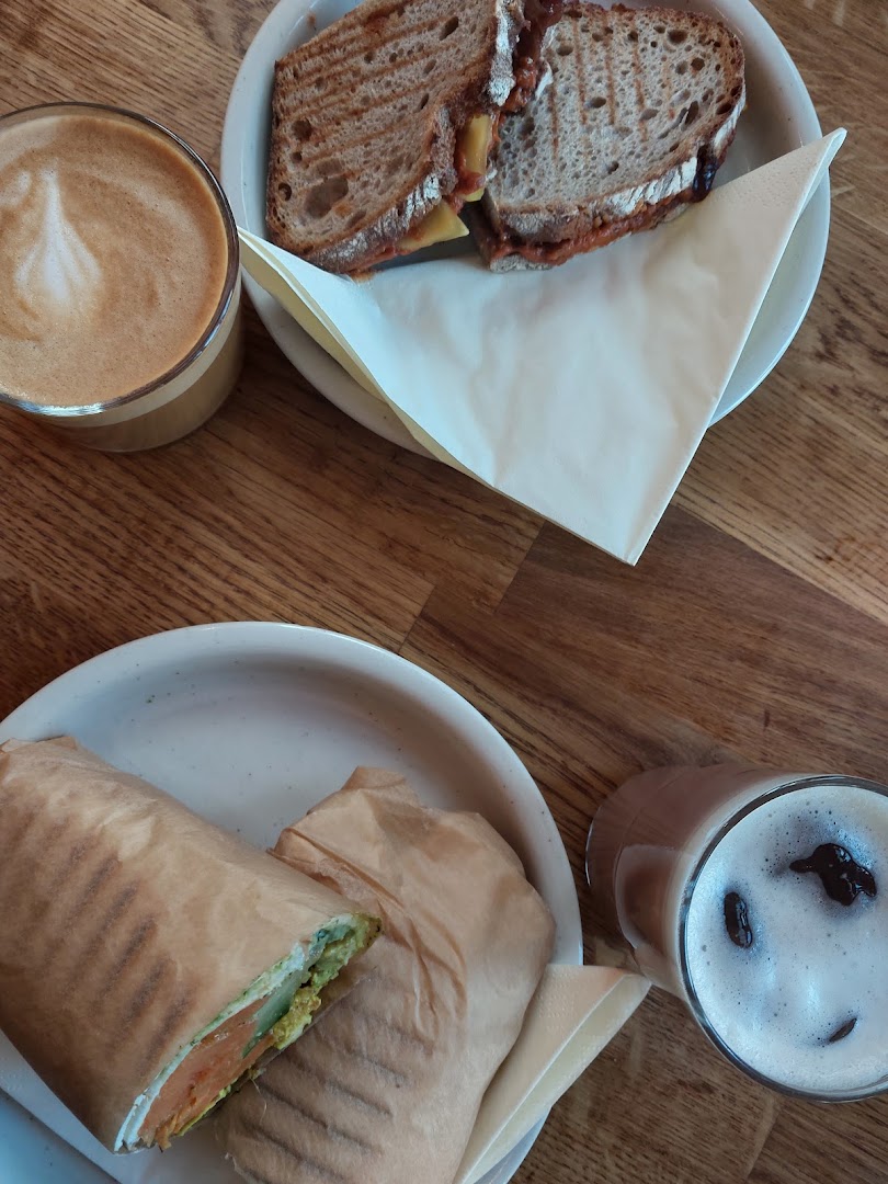 Café Schwestis: appetizing food and drink presentation