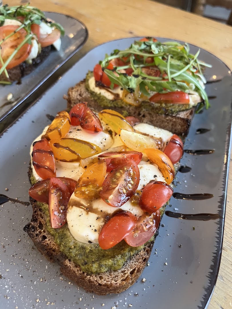 Café Später Vogel: appetizing photo of breakfast food