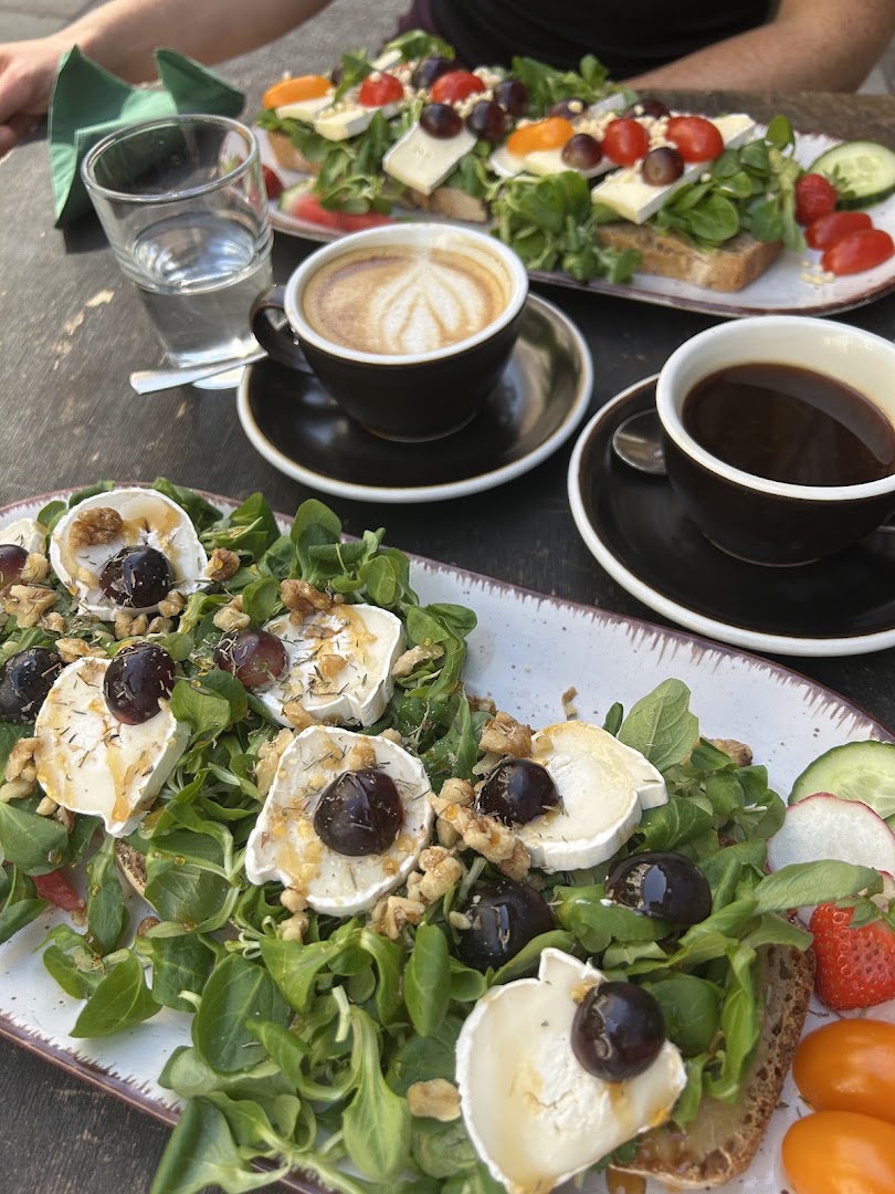 Café Später Vogel: appetizing breakfast food and coffee