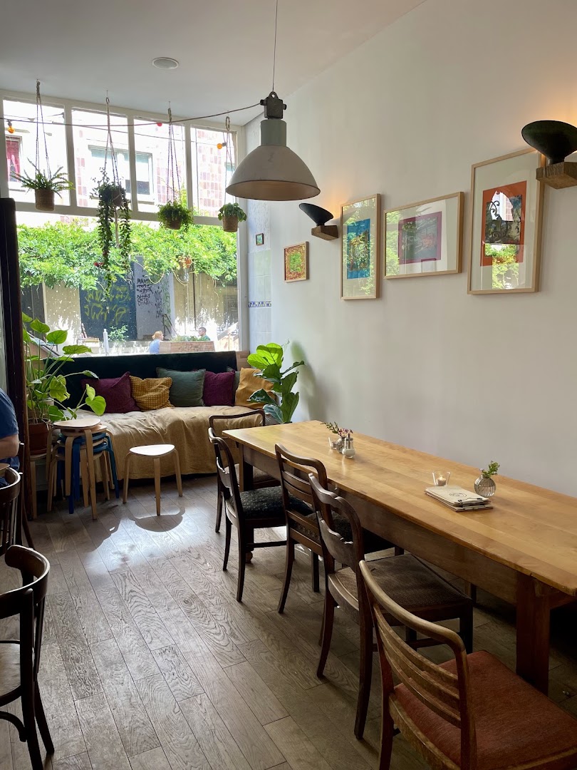 Café Später Vogel: inviting and well-lit interior atmosphere