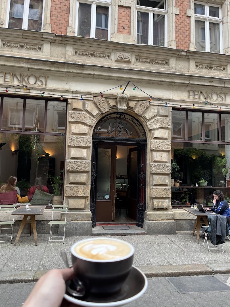 Café Später Vogel: inviting atmosphere and coffee shot