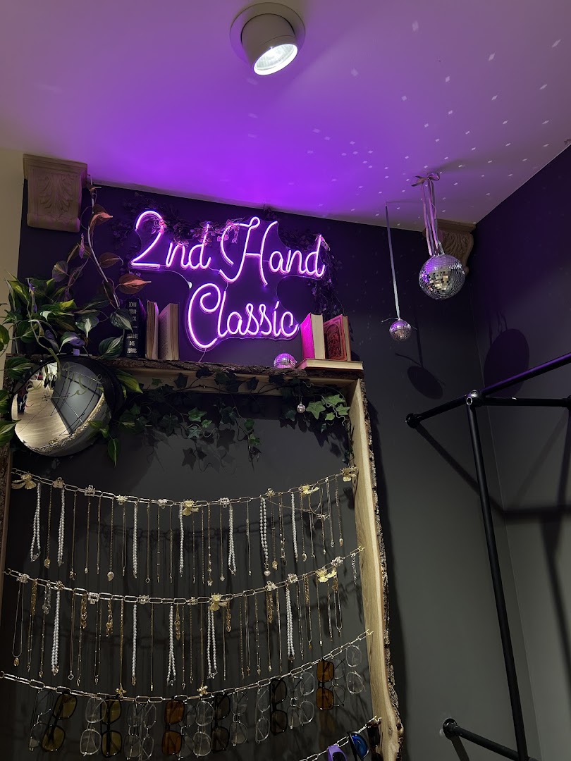 2nd Fit: attractive shop interior display