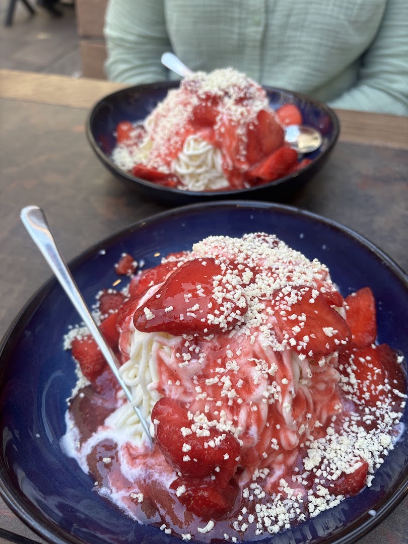 Elvis Eis: appetizing photo of shop products