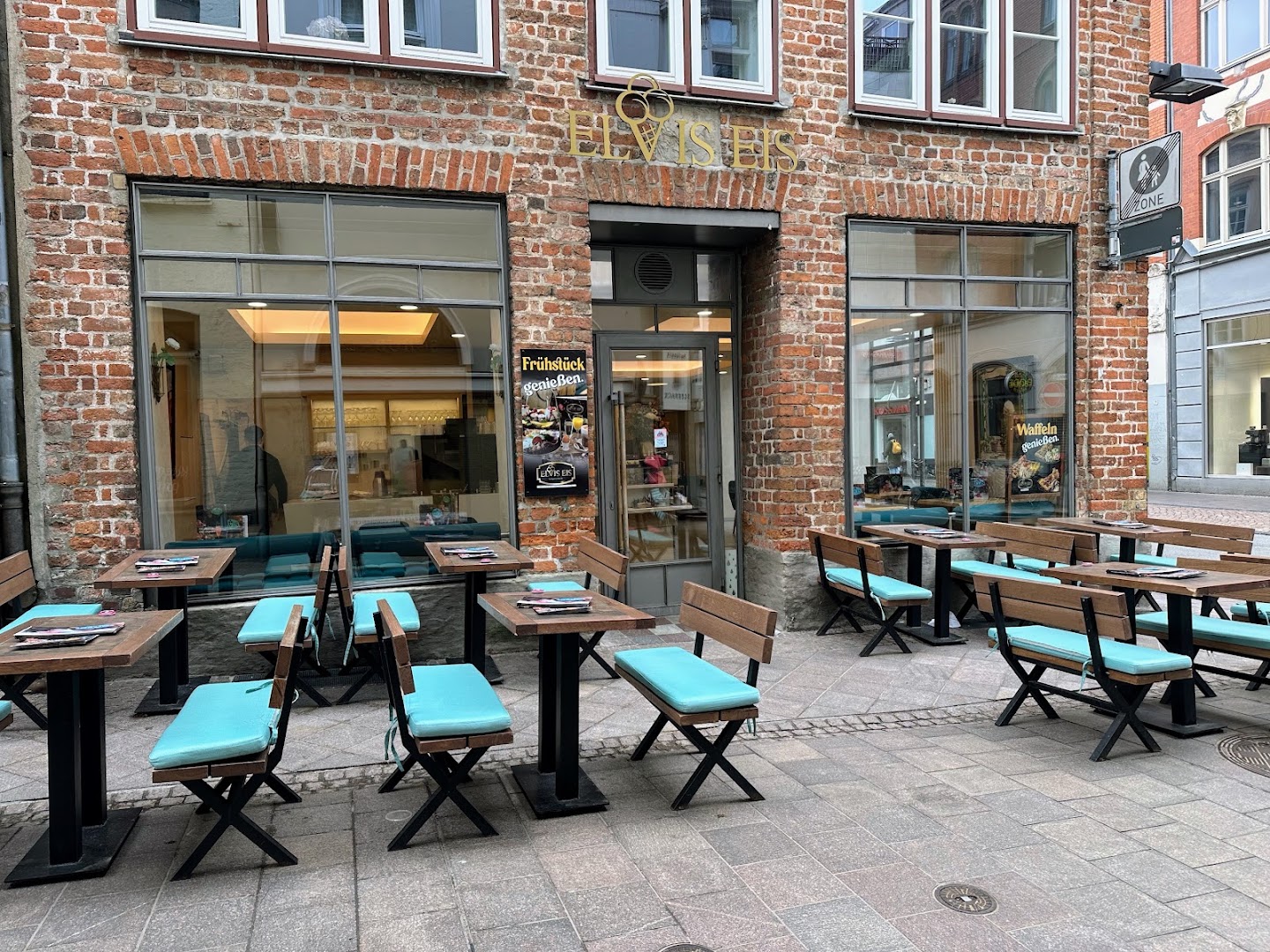 Elvis Eis: clear photo of shop exterior
