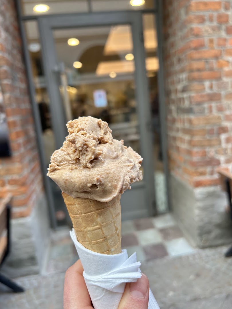 Elvis Eis: appetizing product photo of ice-cream