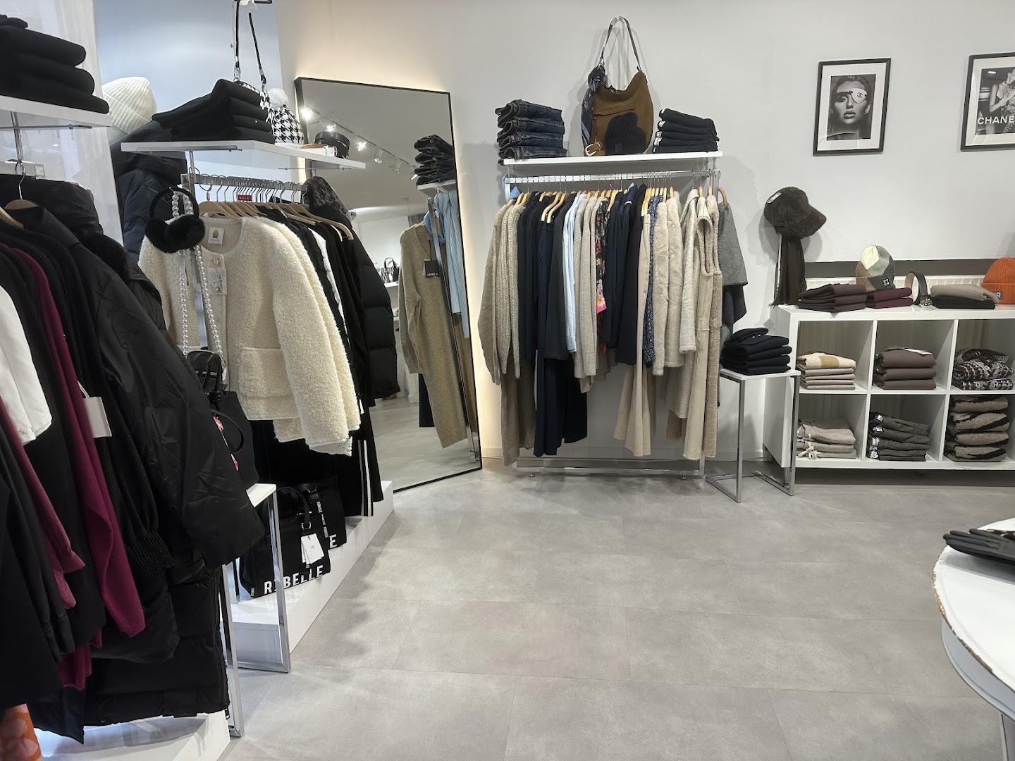 Herzenswunsch Concept Store: clear, professional shop interior photo