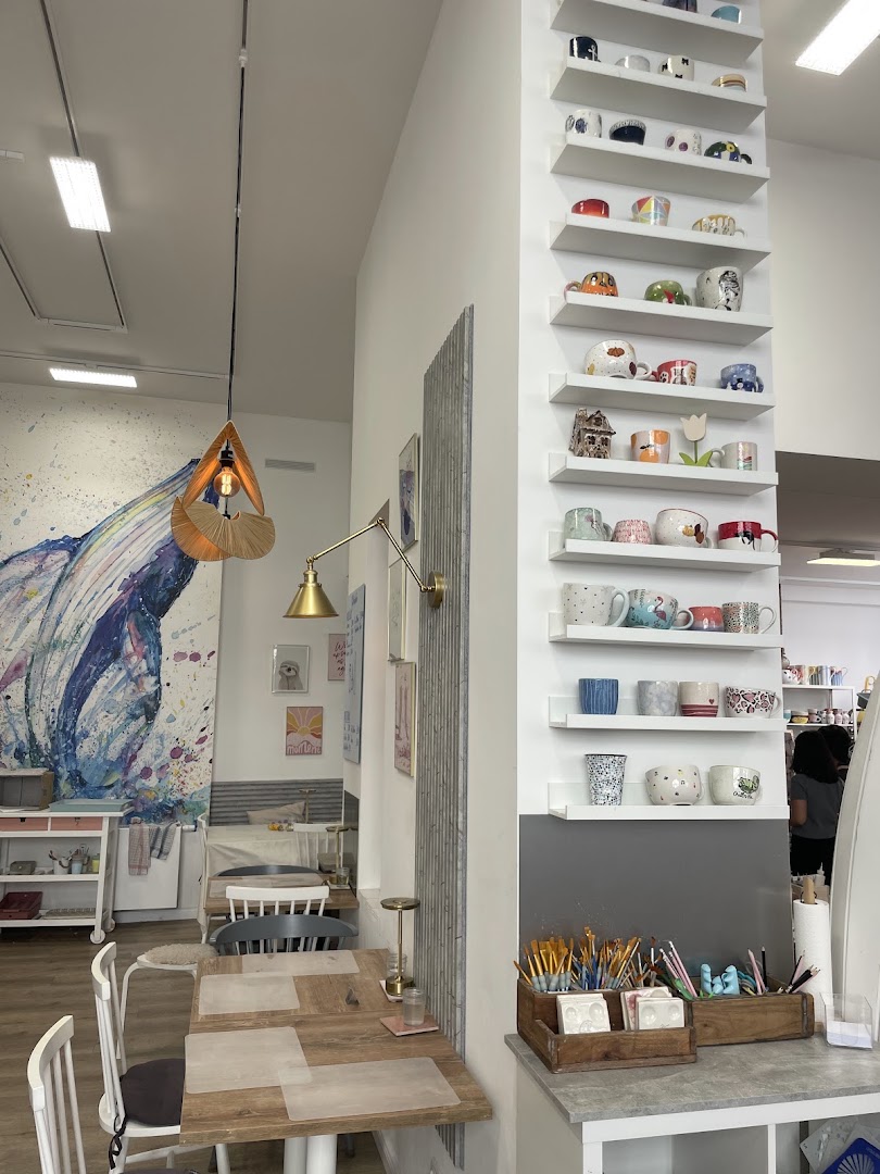 Malhafen: clear shop interior and products