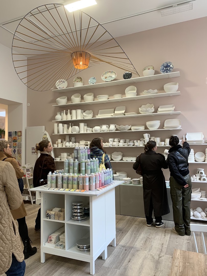 Malhafen: clear, inviting shop interior display