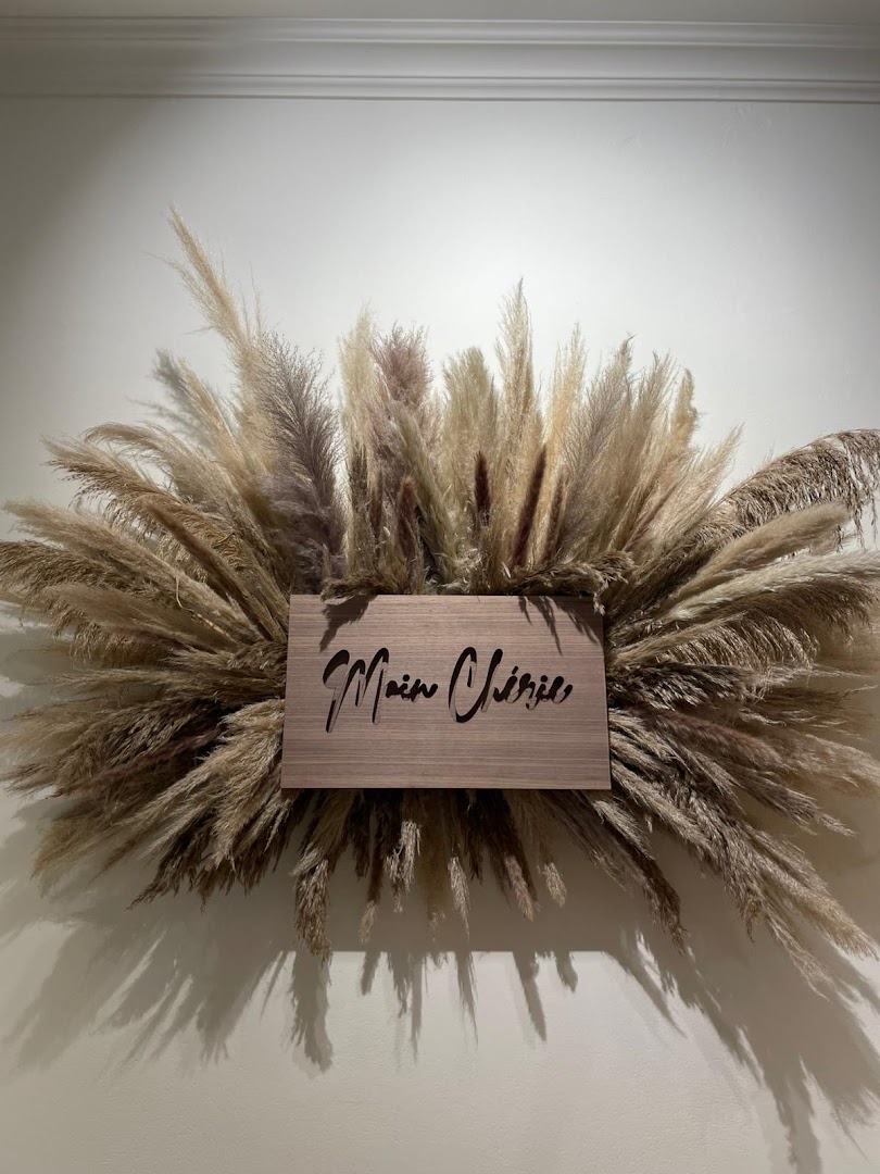 Moin Chérie: attractive shop signage and decor