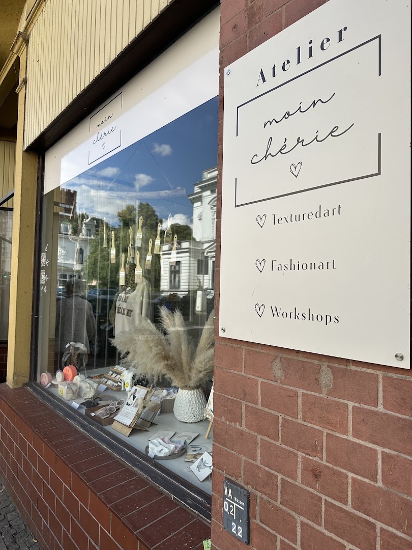 Moin Chérie: clear storefront and product display
