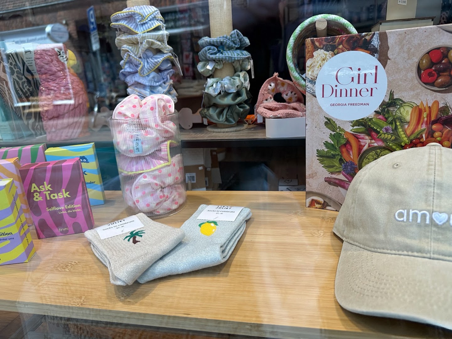 Moin Chérie: clear display of shop products