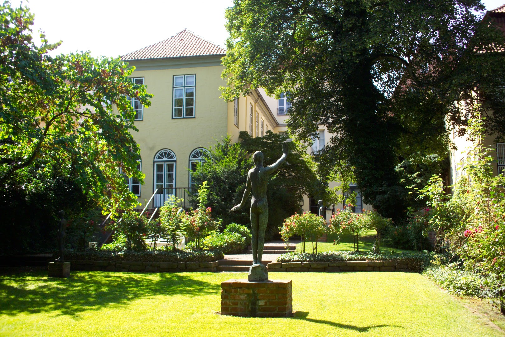 Museum Behnhaus Drägerhaus: beautiful exterior museum garden view