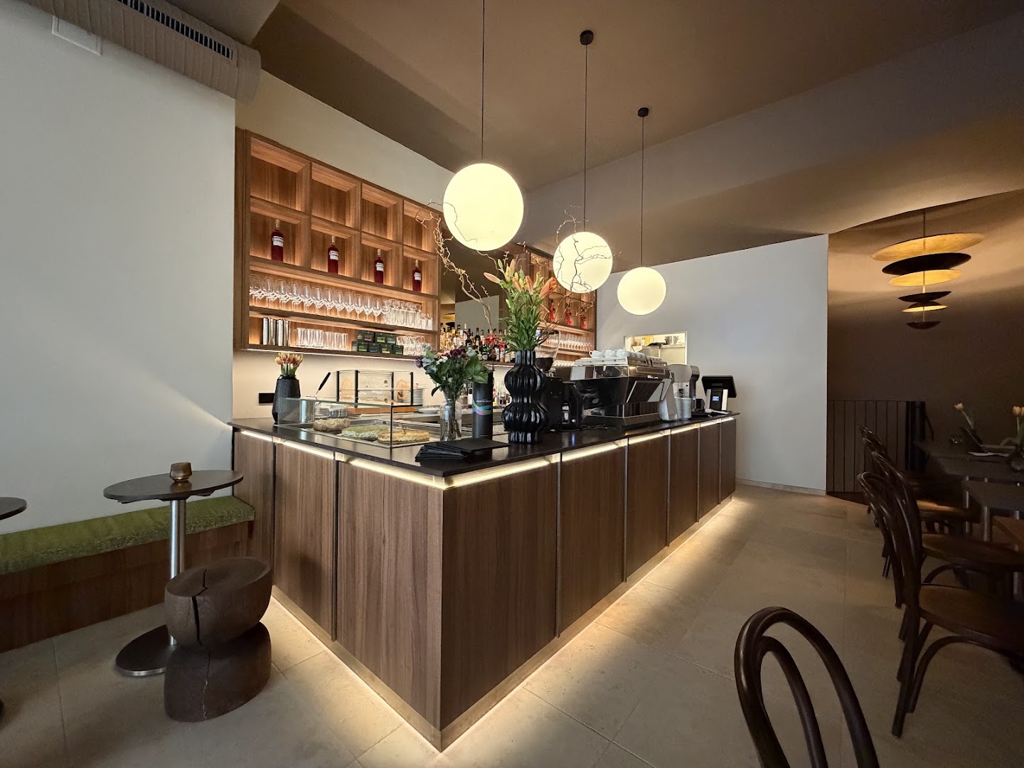 Caffè Credo: professional interior shot of bar