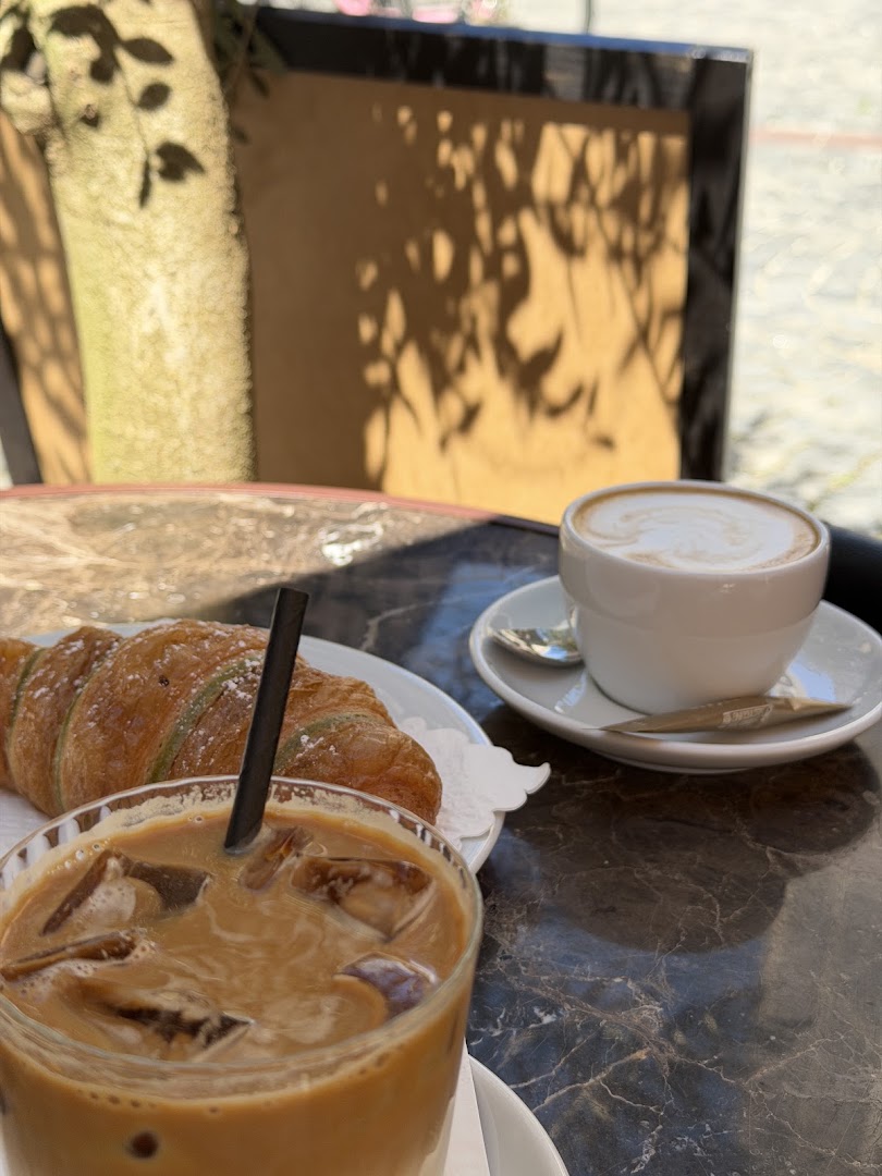Caffè Credo: appetizing photo of coffee and pastry