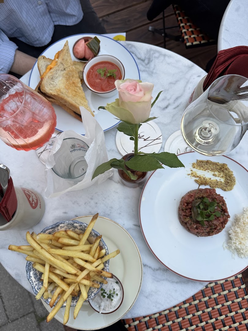 Franzi: appetizing food and drink presentation
