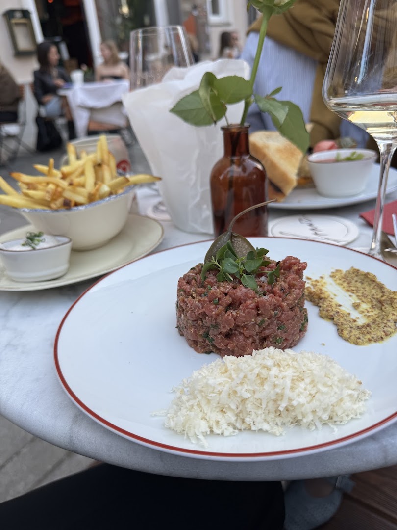 Franzi: appetizing food photo at venue